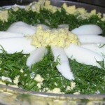 Салат из печени трески с яйцами и зеленым горошком