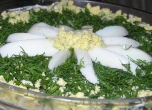 Салат из печени трески с яйцами и зеленым горошком